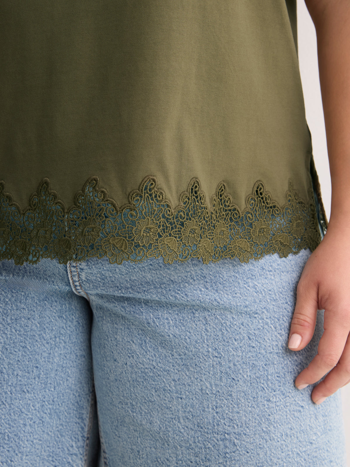 Straight-Fit Short-Sleeve Crew-Neck T-Shirt with Lace Hem