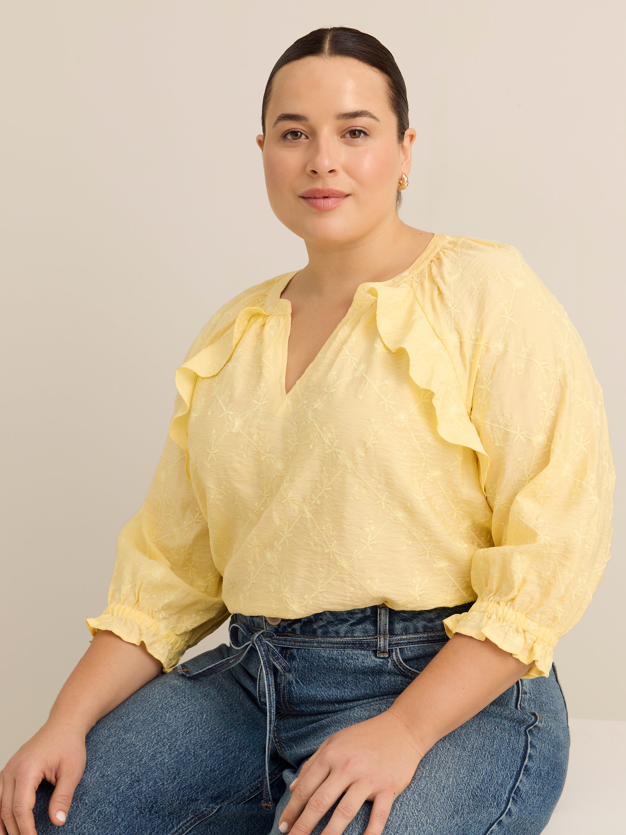 Blouse évasée avec encolure fendue à volants