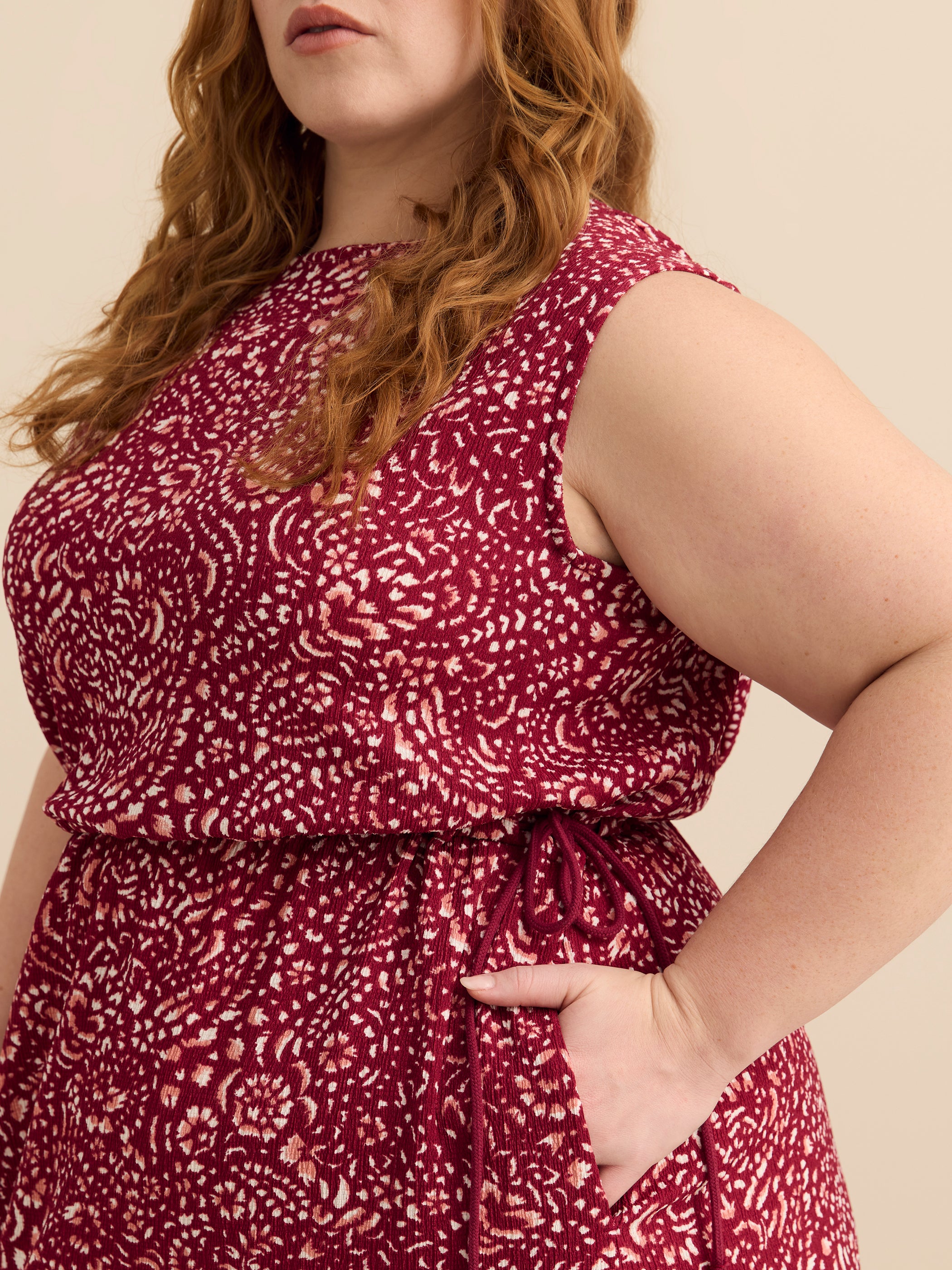 Robe imprimée sans manches à col rond avec jupe à volants