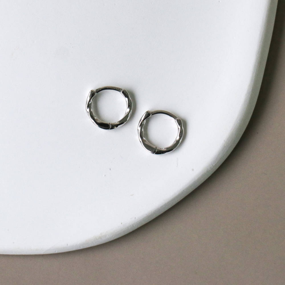 Horace Jewelry - Small slightly twisted hoop earrings Slipa