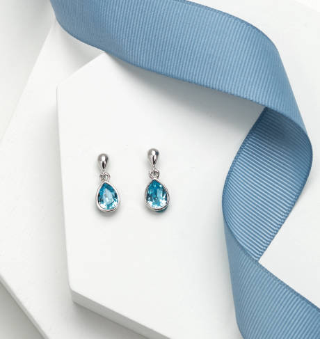 Boucles d'oreilles pendantes en cristal Aqua Teardrop fabriquées avec des cristaux autrichiens de qualité