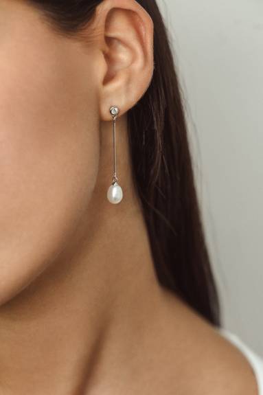 Boucles d'oreilles pendantes en perle de culture d'eau douce blanche et zircones cubiques fines en barre- Signature Pearls