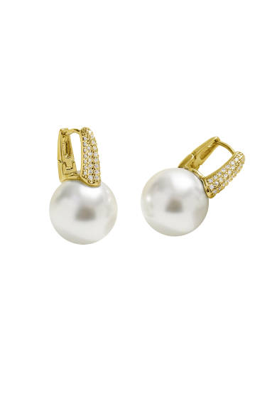 Classicharms - Des diamants pavés embellissent les boucles d'oreilles en perles