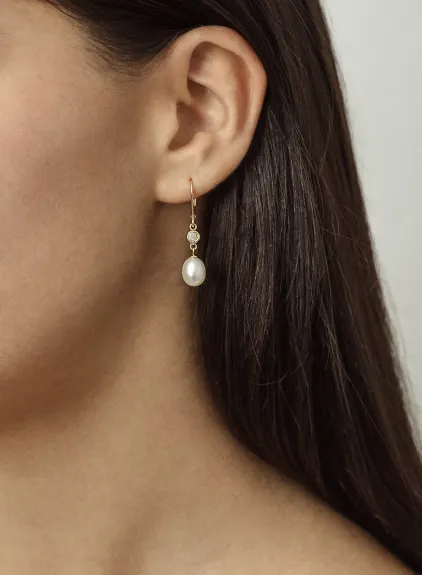 Boucles d'oreilles pendantes en doré avec perle de culture d'eau douce blanche et zircone cubique- Signature Pearls