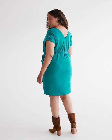 Robe en tricot avec encolure en V à l'avant et au dos
