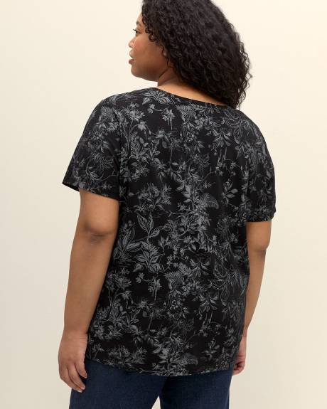 Boyfriend-Fit V-Neck Tee - PENN. Essentials