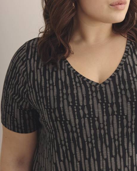 Modern-Fit Short-Sleeve V-Neck Tee - PENN. Essentials