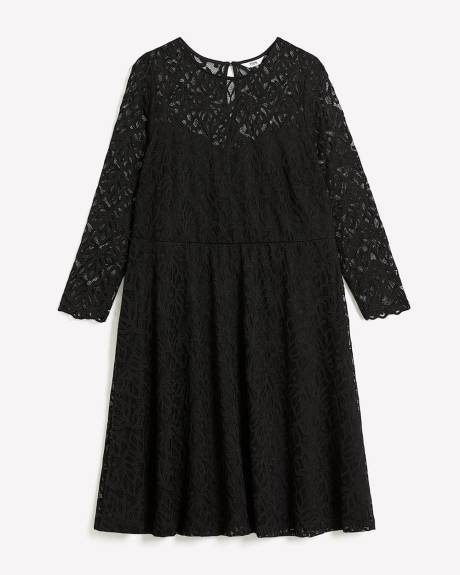 Robe en dentelle à manches longues