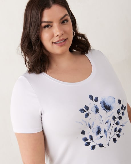 T-shirt imprimé à manches courtes et encolure dégagée, coupe moderne - In Every Story