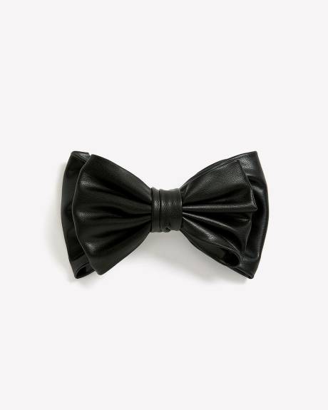 Barrette en forme de boucle en faux cuir