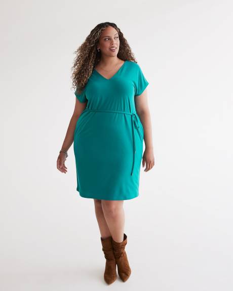 Robe en tricot avec encolure en V à l'avant et au dos