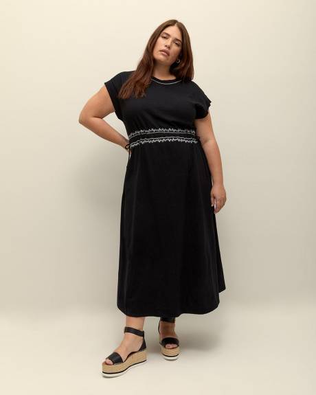 Robe longue avec encolure brodée et taille cintrée