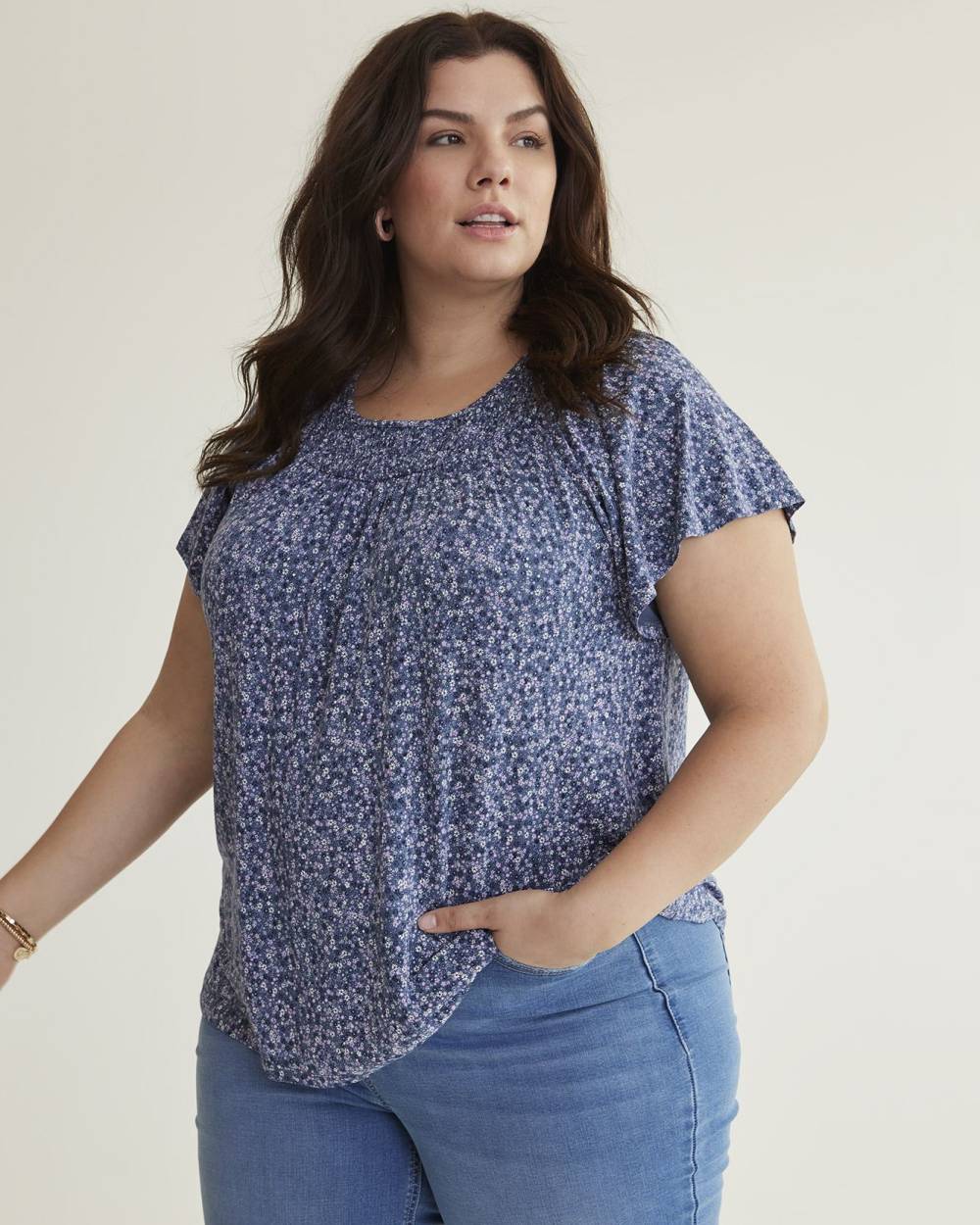 Haut long en tricot fleurie avec encolure à smocks, tissu responsable