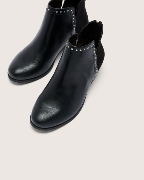 Bottines noires à talon bottier en cuir avec boutons décoratifs, pied très large