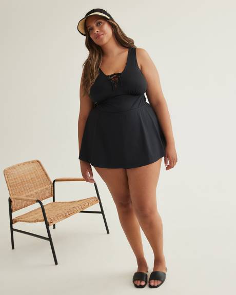 Robe-maillot noire à encolure en V lacée