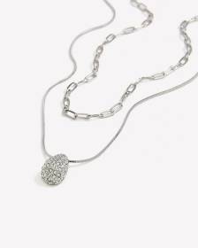 Collier court à deux chaînes avec mini pendentif en forme de goutte
