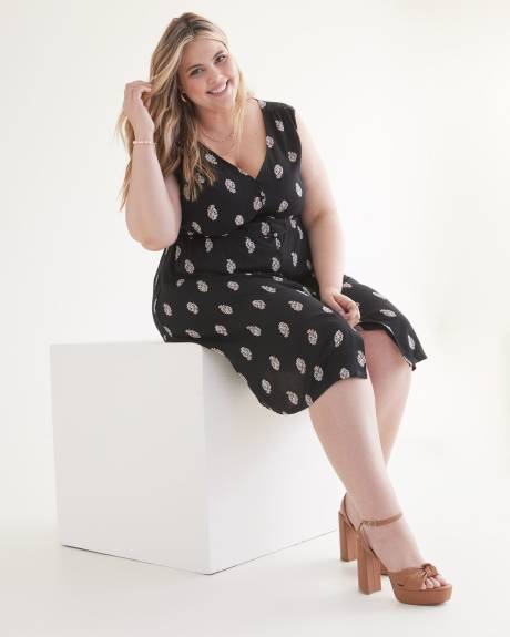 Robe boutonnée sans manches noire avec imprimé