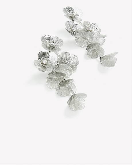 Boucles d'oreilles ornées de fleurs en maille