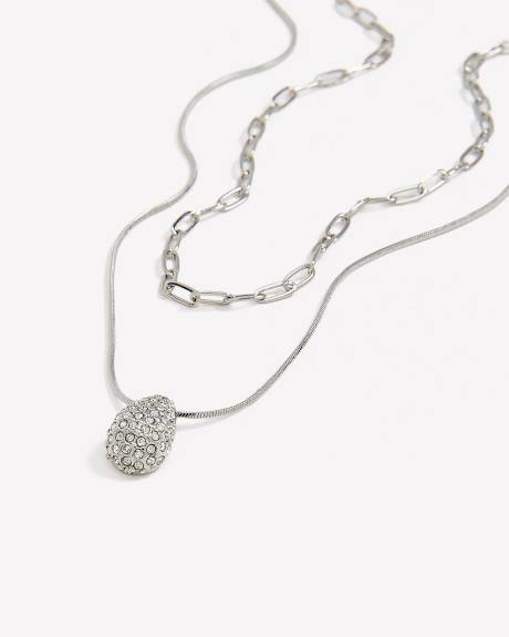 Collier court à deux chaînes avec mini pendentif en forme de goutte