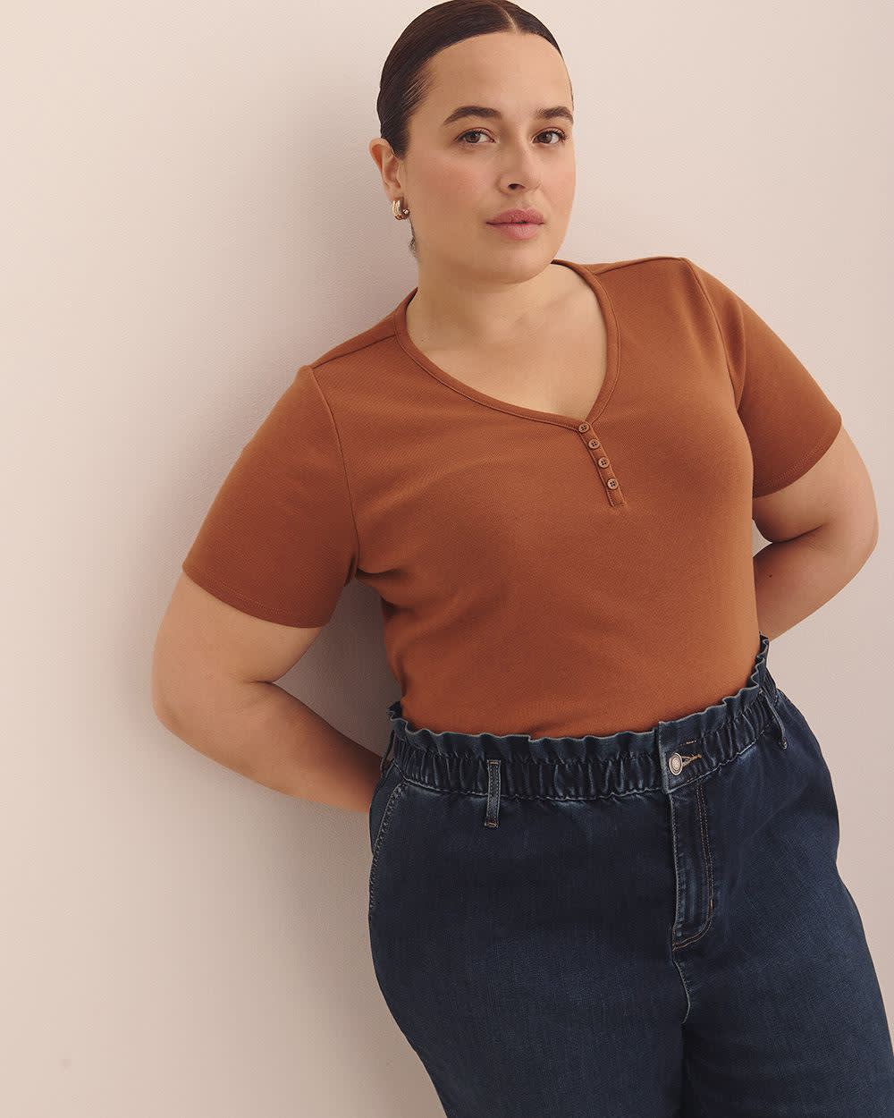 Girlfriend-Fit V-Neck Ribbed Tee - PENN. Essentials