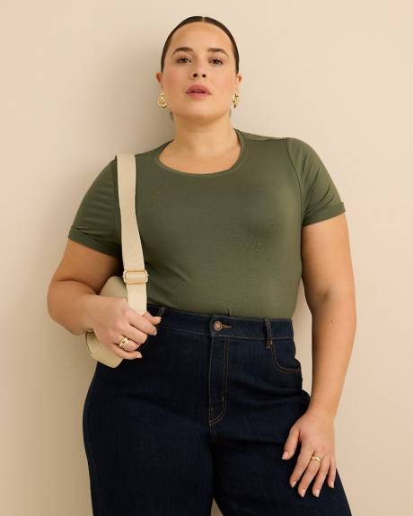 Modern-Fit Crewneck Tee - PENN. Essentials