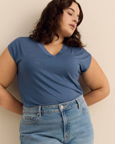 T-shirt &agrave; encolure en V, coupe moderne - Addition Elle - Essentiels PENN.