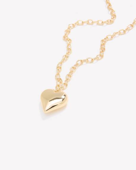Collier court avec pendentif en forme de coeur