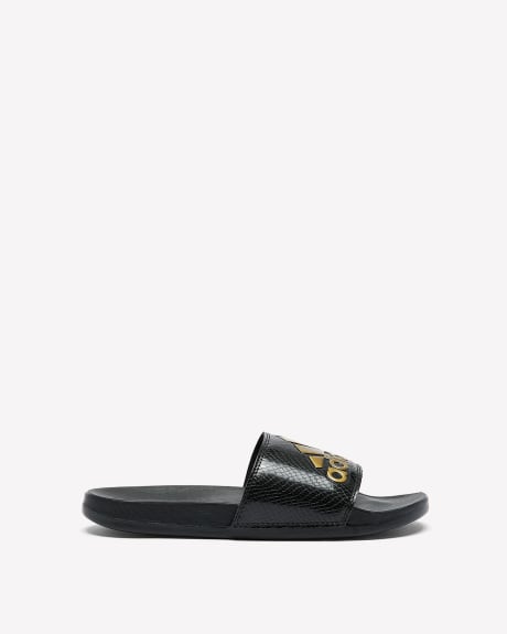 Sandale Adilette noire avec logo doré, taille régulière - adidas