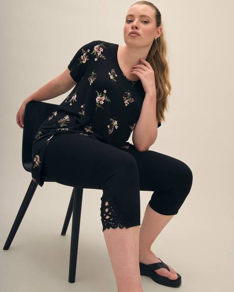 Capri Legging with Crochet at Hem - PENN. Essentials