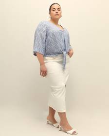 Blouse à encolure en V nouée à l'avant, tissu responsable