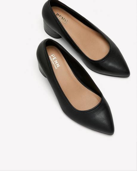 Chaussure à bout pointu avec talon cylindrique, pied très large