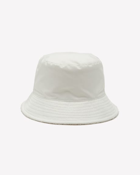 Chapeau blanc réversible en sherpa