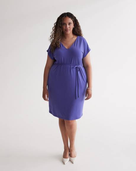 Robe en tricot avec encolure en V à l'avant et au dos