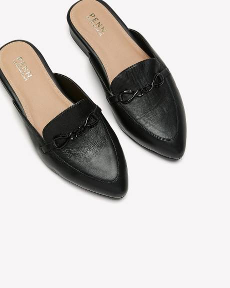 Flâneur-mule en cuir avec chaîne, pied très large
