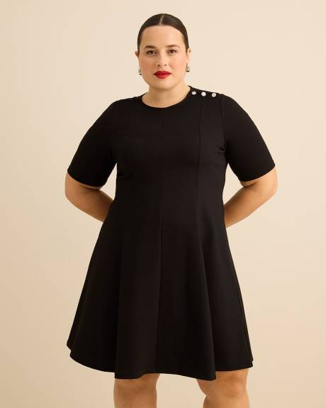 Robe cintr&eacute;e et &eacute;vas&eacute;e en tricot c&ocirc;tel&eacute; avec manches aux coudes