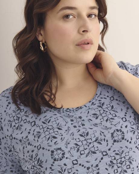 Printed Curvy-Fit Crewneck Tee - PENN. Essentials