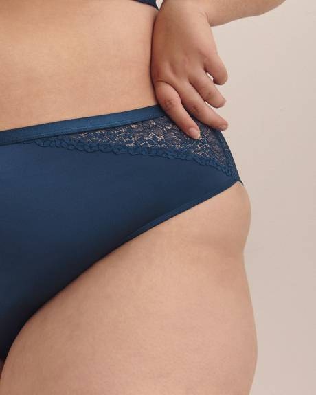 Culotte échancrée en satin bleu avec dentelle et maille - Déesse Collection Culotte échancrée en satin bleu avec dentelle et maille - Déesse Collection