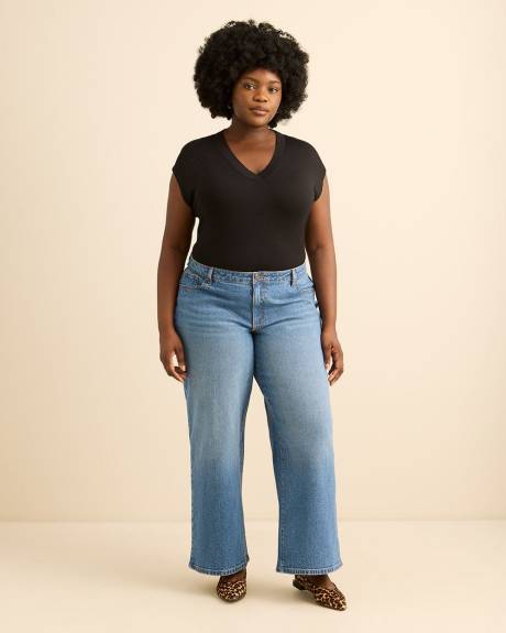 T-shirt &agrave; encolure en V, coupe moderne - Addition Elle