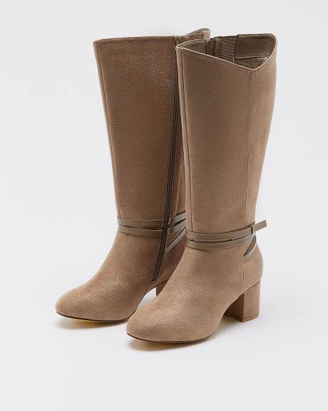 Bottes hautes avec lanière qui entoure la cheville, pied très large
