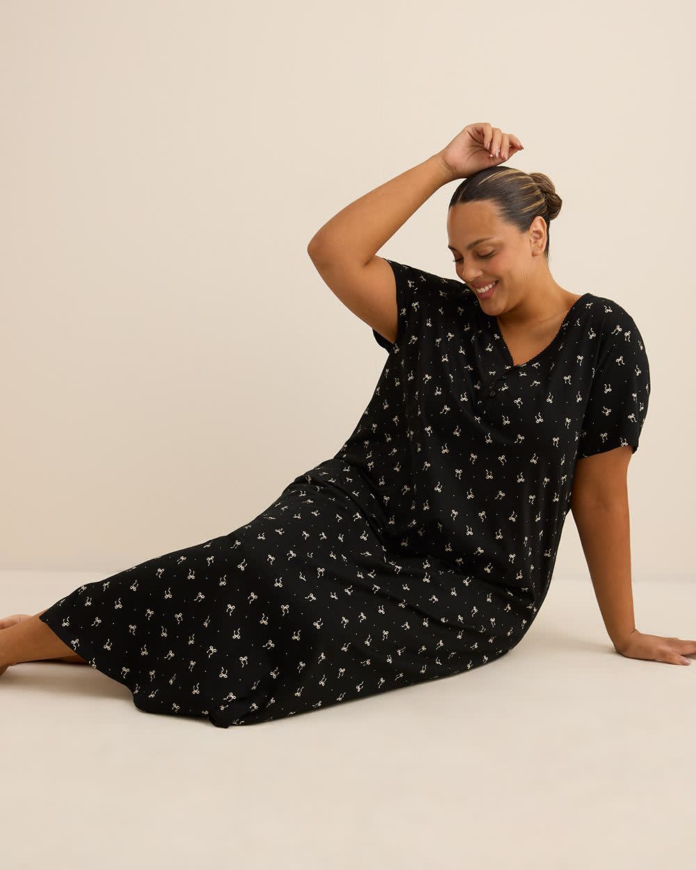 Long Black Short-Sleeve Knit Sleepshirt with Bow Print - ti Voglio Long Black Short-Sleeve Knit Sleepshirt with Bow Print - ti Voglio