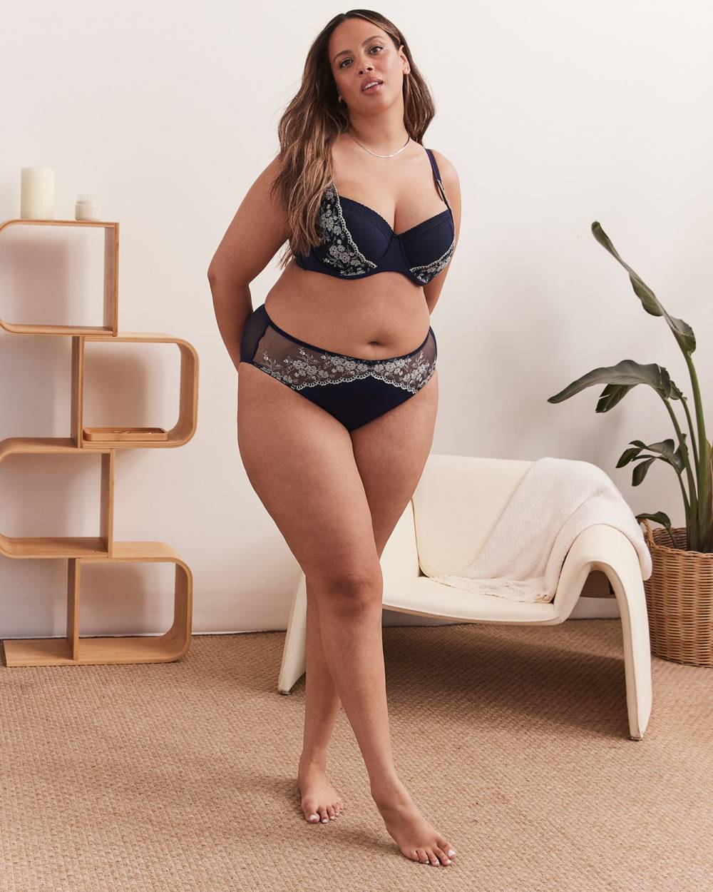 Culotte échancrée bleue avec dentelle brodée et arrière en mesh - Déesse Collection