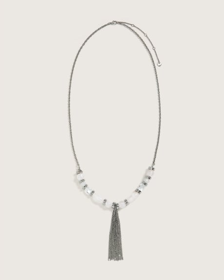Collier avec perles de verre et pendentif de pampille
