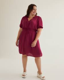 Robe cintrée et évasée avec manches courtes ballon