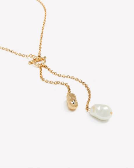Chaîne dorée moyenne avec pendentif à perles