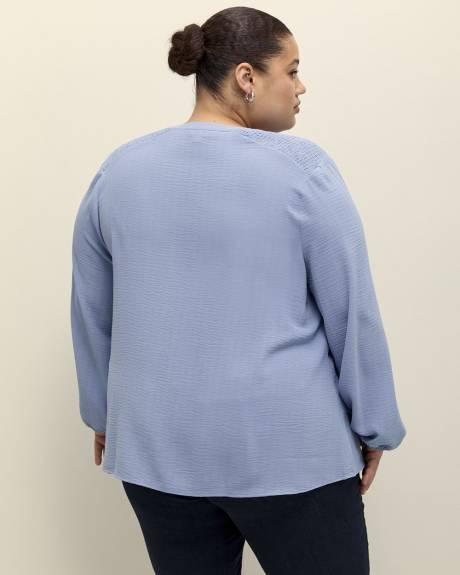 Blouse avec col fendu et smocks aux épaules