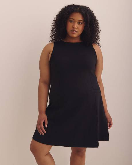 Robe noire sans manches en pointe de Rome