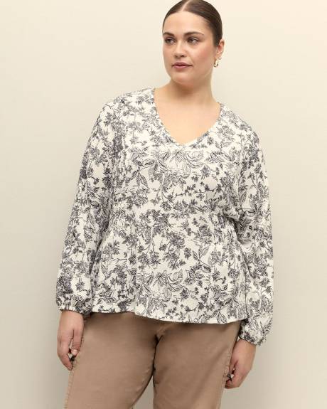 Haut blanc fleuri avec encolure en V et taille à smocks