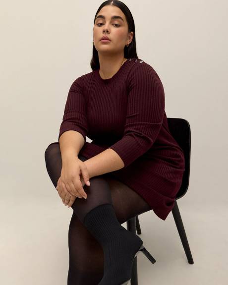 Robe mi-longue côtelée et évasée avec boutons à l'épaule