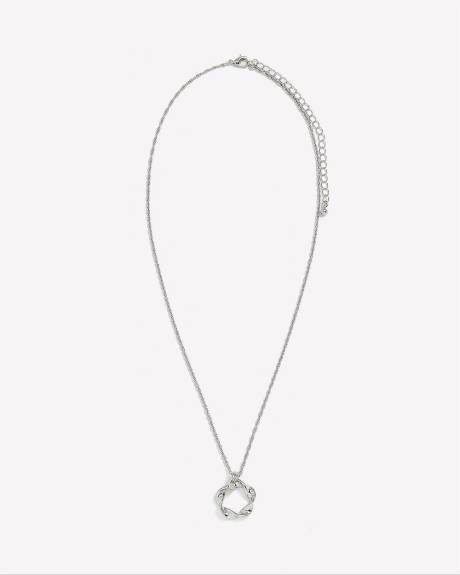 Collier argenté court avec anneau torsadé
