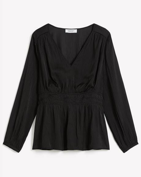 Blouse noire en satin avec col en V et taille ajustée - Addition Elle